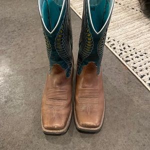 ARIAT square toe boots.